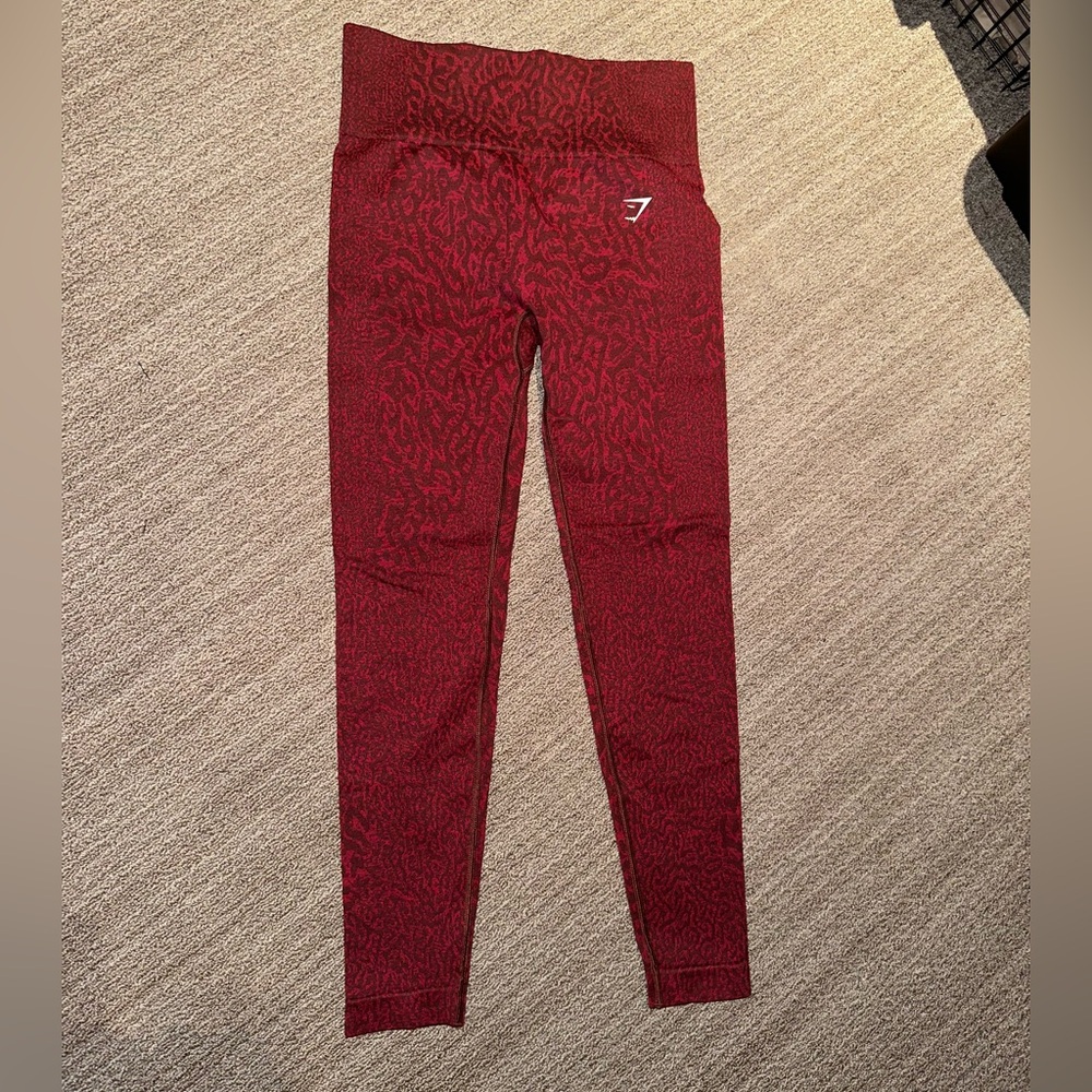 #908 Women’s Gymshark Red Animal Print Leggings in Size Medium.